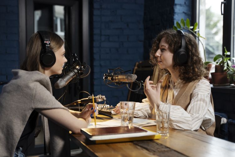 1777878816_womenrunningpodcastwhilewearingheadphonesjpg.jpg