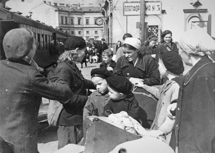 1777976746_podgotovkaevakuatsiideteynamoskovskomvokzalevleningrade1jpg.jpg