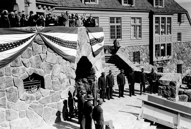 1788115453_fdrdedicatingtimberlinelodge1937jpg.jpg