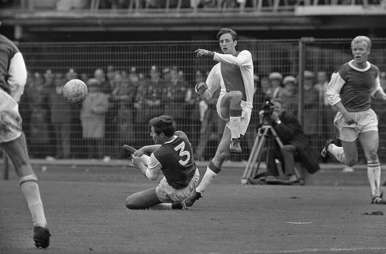 1792228321_feyenoordtegenajax10nummer26israelinduelmetcruyffjpg.jpg