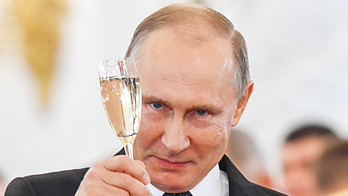 Путин с бокалом