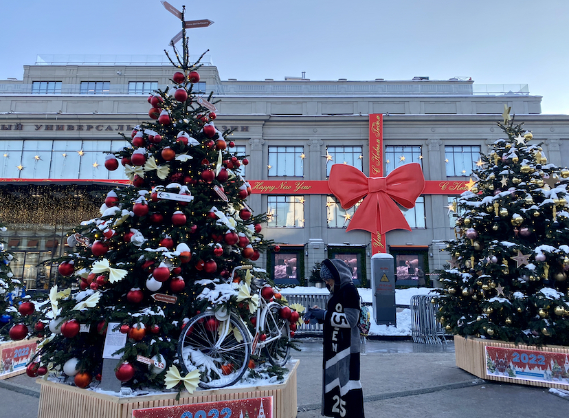 Московская елка. Кузнецкий мост ярмарка елок. Елки на Кузнецком мосту. Дизайнерские елки. Дизайнерские елки на Кузнецком мосту.