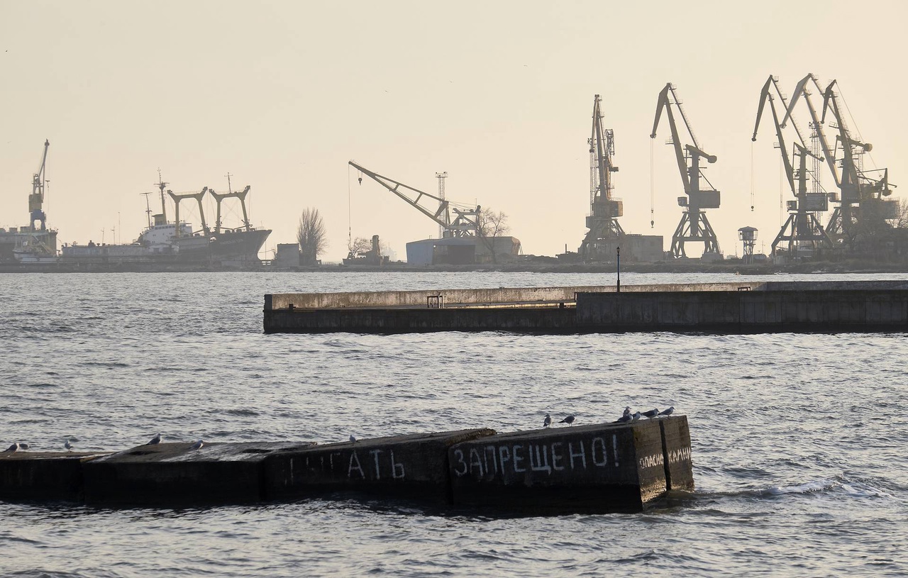 Главный морской порт сэр. Мариупольский морской торговый порт флот. Мариупольский порт ДНР. Морпорт Мариуполь. Корабль Мариуполь.