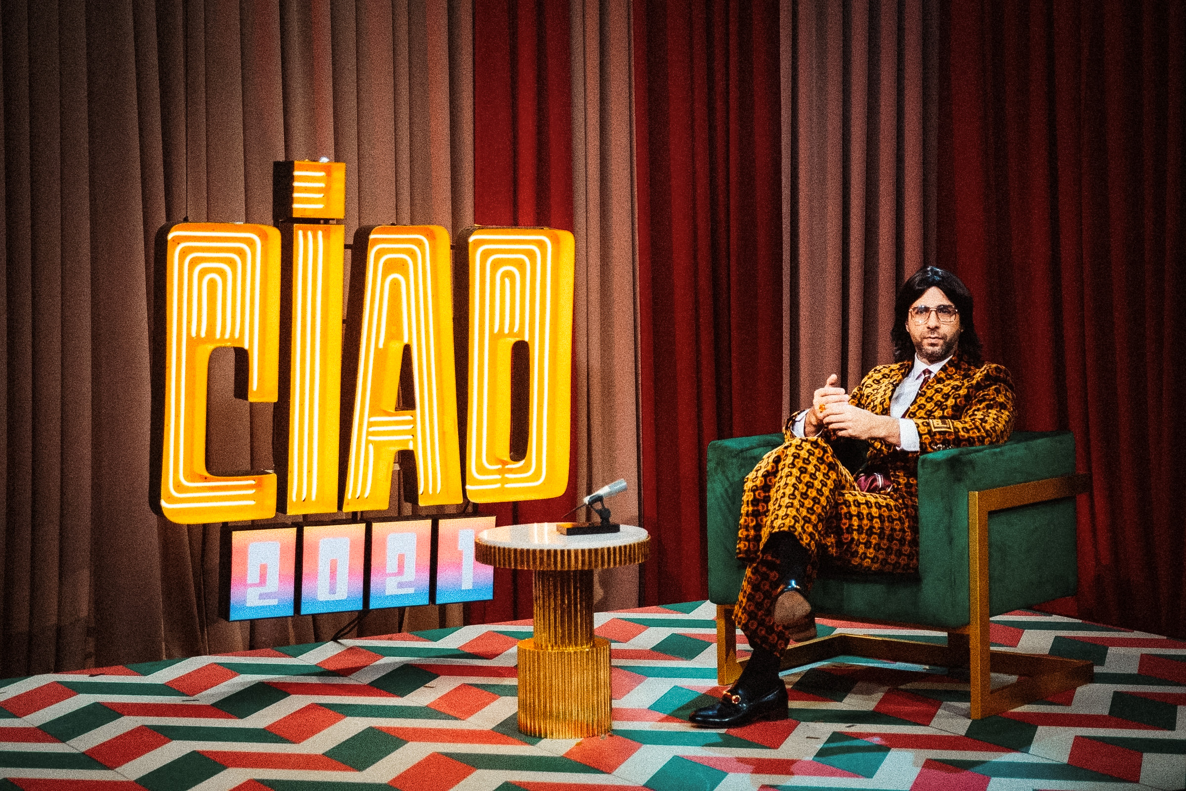 Шоу чао 2021. Ургант итальянская вечеринка 2021. Ciao 2022 ургант. Вечерний ургант ciao 2021. Шоу чао 2021 ургант.