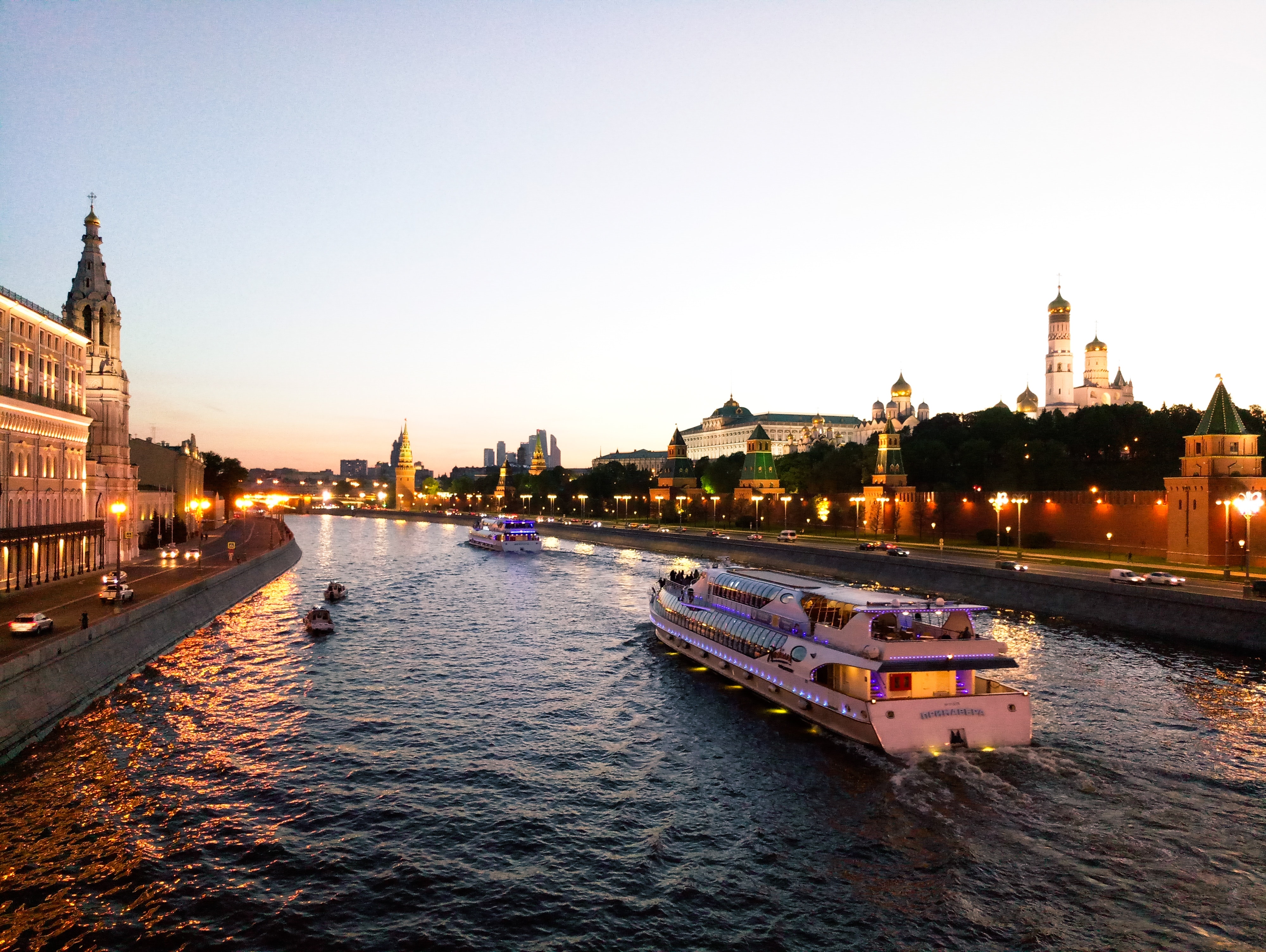 Moscow river. Москва река в Москве. Москва река фото. Закат на Москве реке. Москва река панорама.