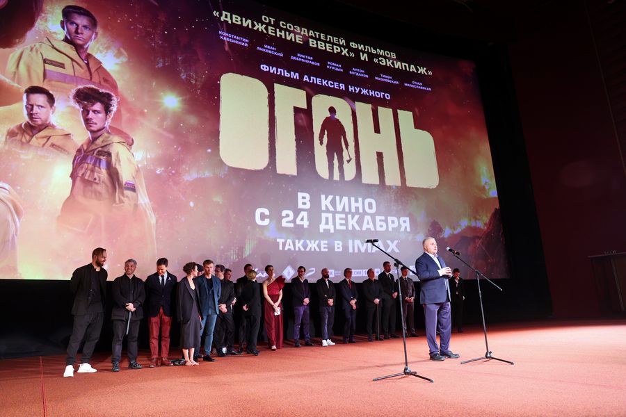 флайтер театр луны белая чайка 2019. огонь премьера. фильм антона богданова нормальный только. екатерина гусева с родителями. репортаж с премьеры.