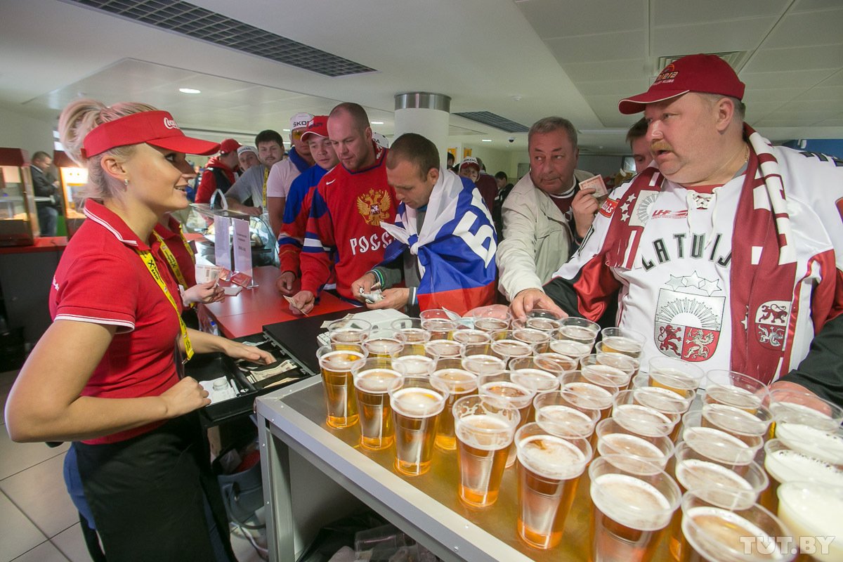 Еда на стадионе. Пиво на стадионе. Пиво хоккей. Болельщики с пивом на стадионе.