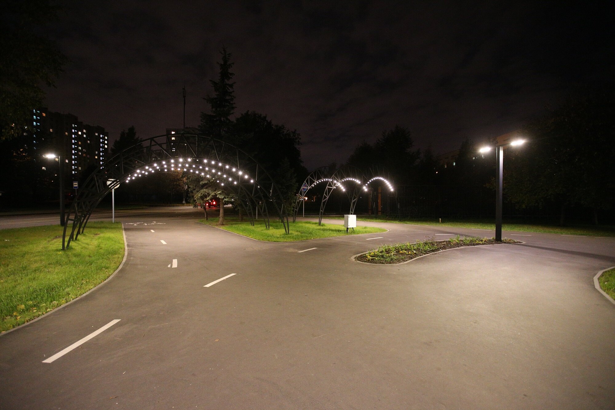 Свет в бибирево. Парк света Калининград. Парк света Москва. Освещение в парке. Парк света СПБ.