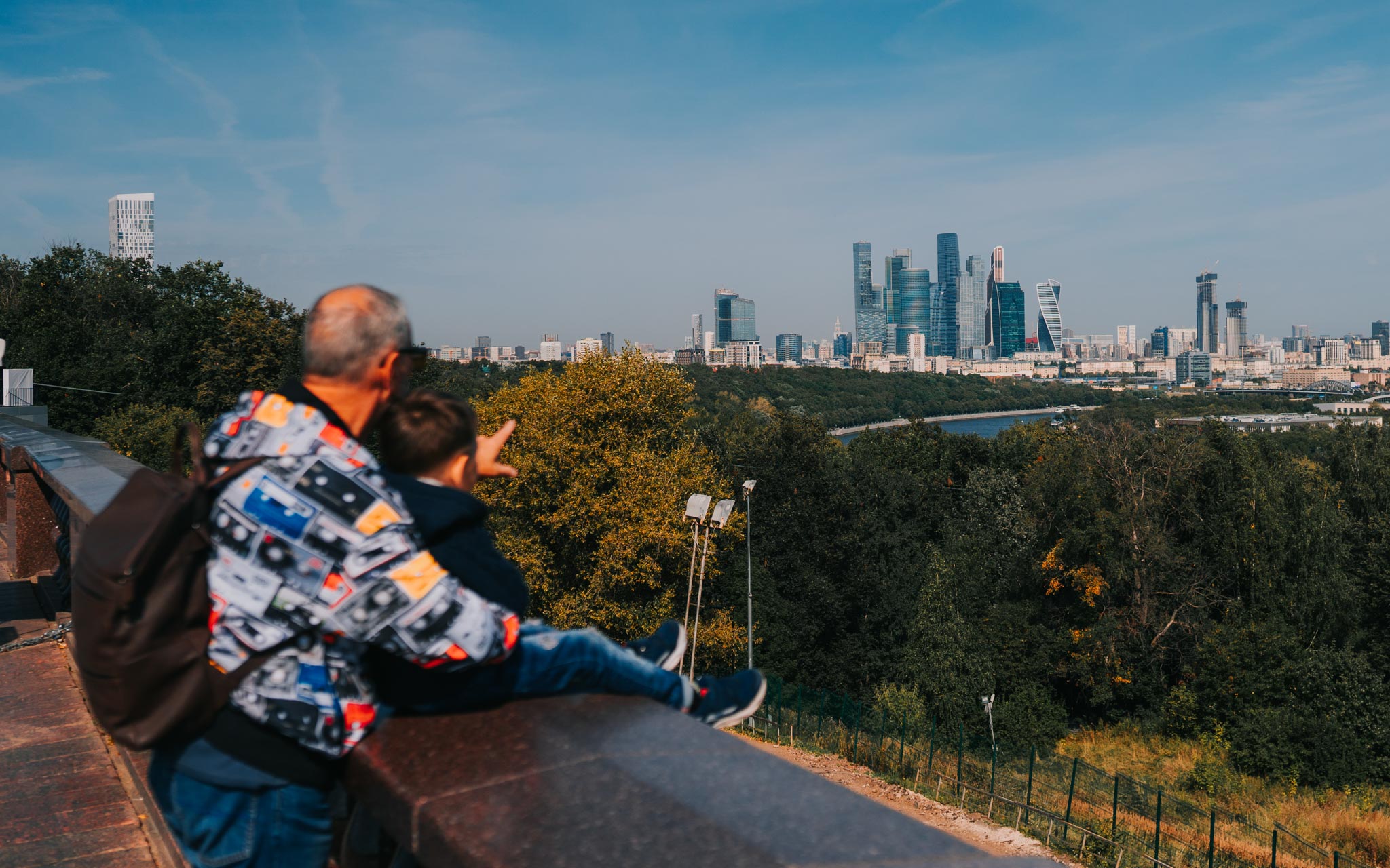 Грант туризм 2023. Туристы в Москве. Город Москва. Москва люди. Фото на фоне Москва Сити.