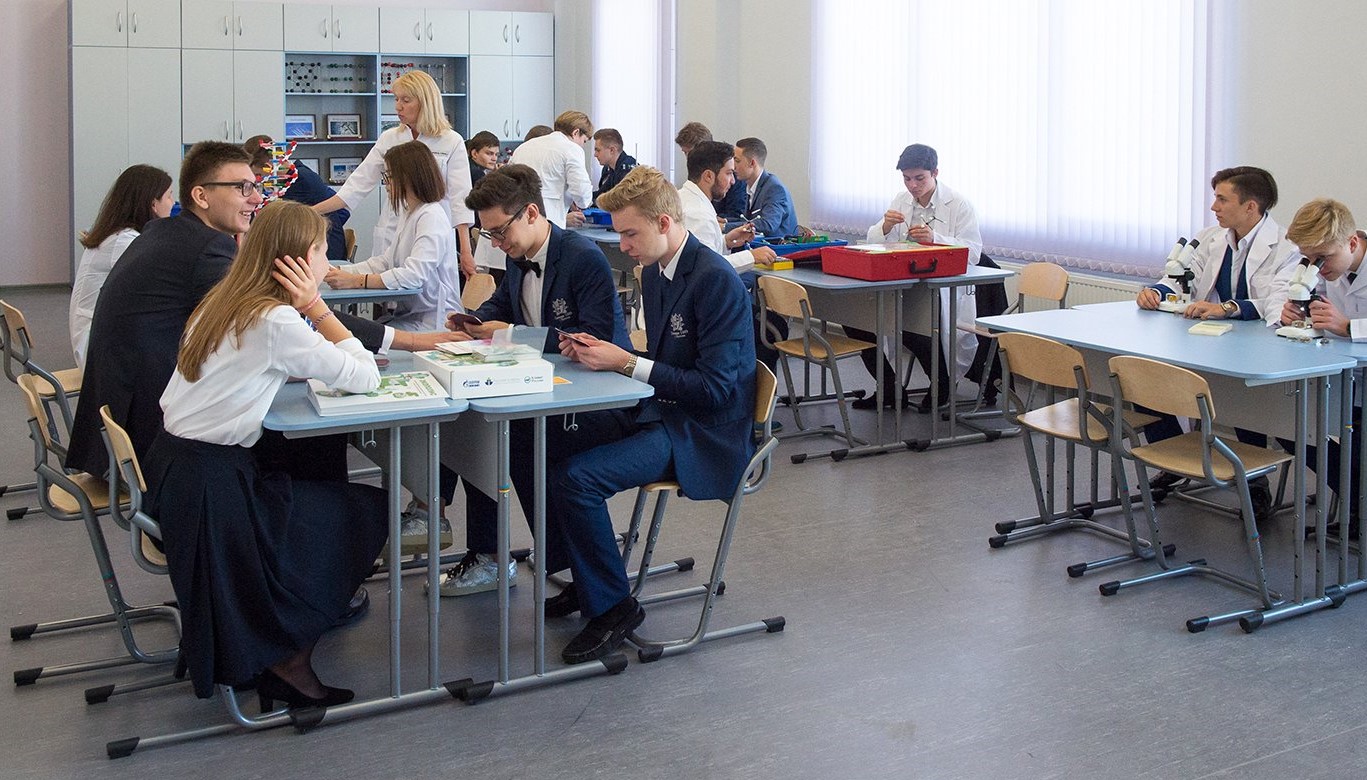 Mos school. Школьное образование в России. Образование Москва школы. Класс в школе. Среднее образование в России.