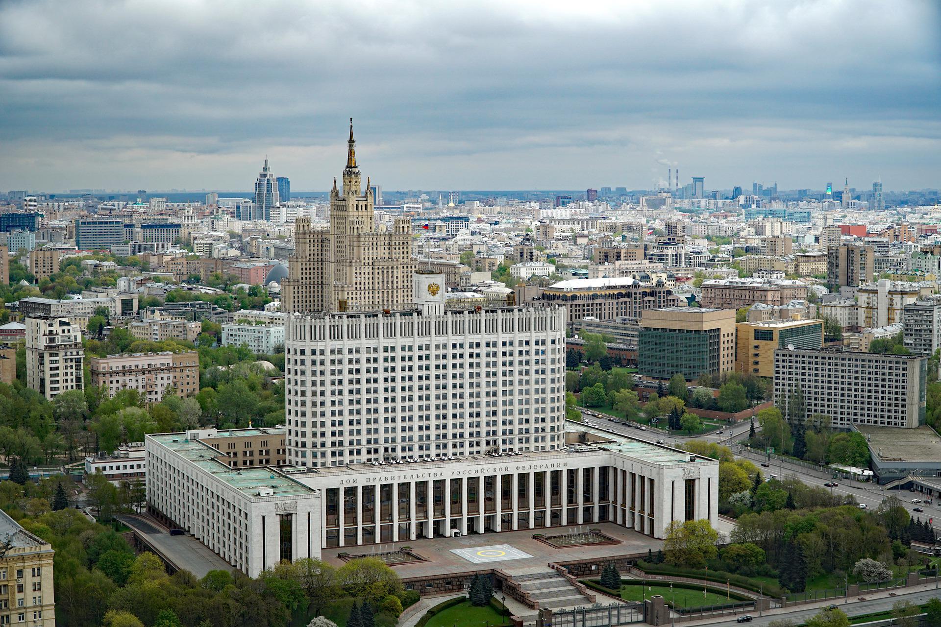 Дума в берлине 9 букв. Дума на Невском осенью фото.