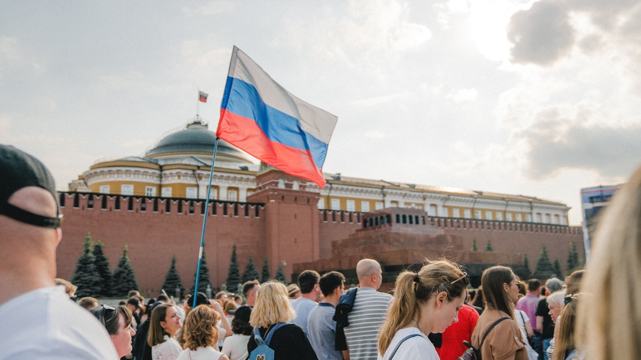 В москву на 3 дня. Москва днем. Люди с флагами России. Концерт на Поклонной горе. Концерт на Поклонной горе 22 августа.