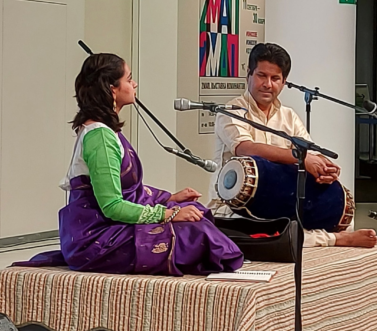 Ву индия певец обложка. By индия альбом. Индийский концерт. Индийский исполнитель. Ву индия певец вселенная.