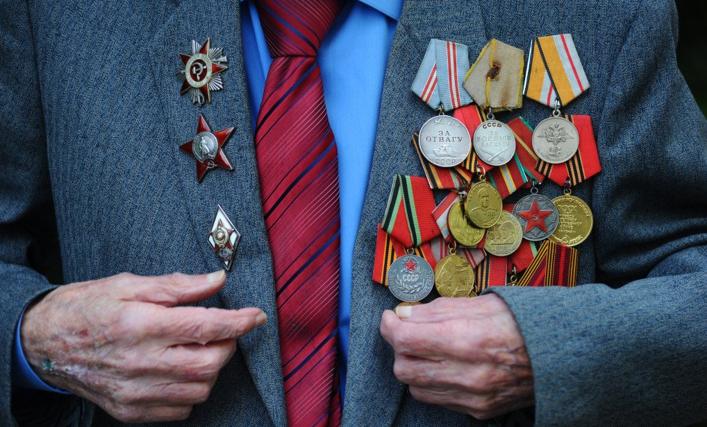 Люди и награждения. Ордена ветеранов Великой Отечественной войны. Медали на пиджаке. Человек с медалью. Пиджак ветерана.