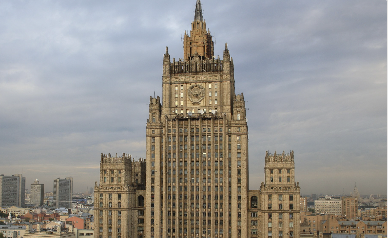 Рф сообщили о том что. Сталинская высотка МИД В Москве. Здание МИД высотка. Сталинские высотки здание здание МИД. Министерство иностранных дел сталинская высотка.