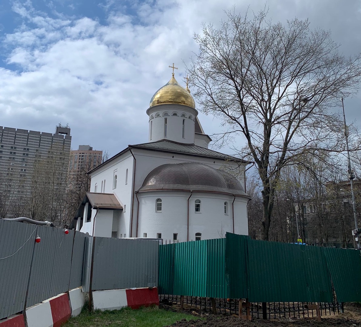 Храм луки в зюзино. Храм на ул Каховка. Памятники архитектуры района Зюзино. Владимир строительство храма.