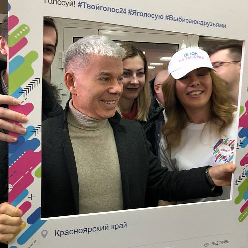 Олег Газманов проголосовал в красноярской школе (vk.com/olegmgazmanov)