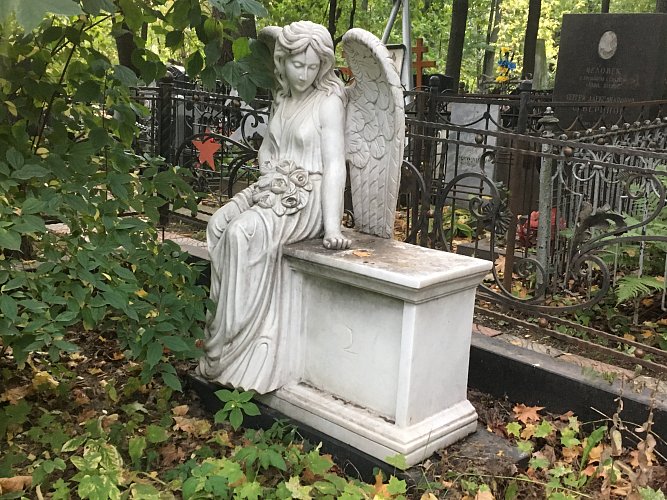 Трудно найти могилу священника из преданий - слишком много статуй скорбящих ангелов (из личного архива)