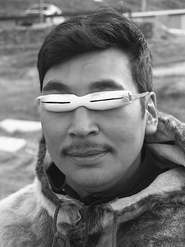 https://upload.wikimedia.org/wikipedia/commons/2/21/Inuit_snow_goggles.jpg
