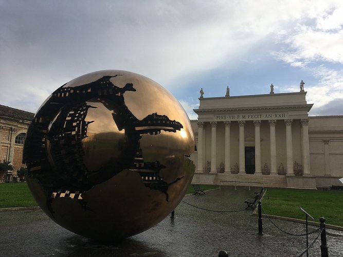 Золотой шар Ватикана – шедевр современного искусства