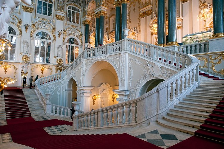 Парадная лестница в Зимнем дворце (источник: sgvavia.ru )
