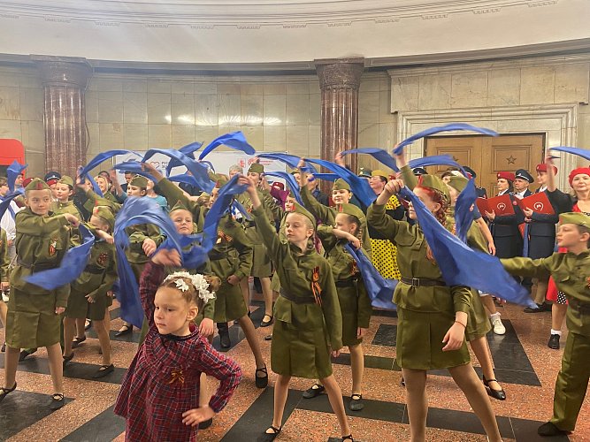 Детский коллектив «Созвездие» во время патриотической акции «Синий платочек Победы»