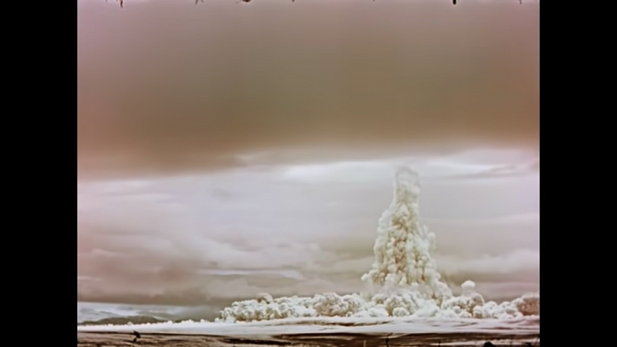 Кадр из документального фильма "Испытание чистой водородной бомбы мощностью 50 млн тонн"
