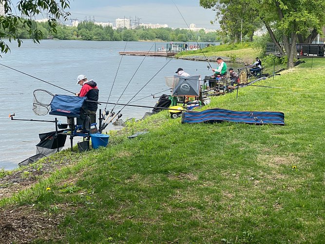 Рыбаки ловят рыбу во время соревнований 26 мая на берегу Москвы-реки в Капотне